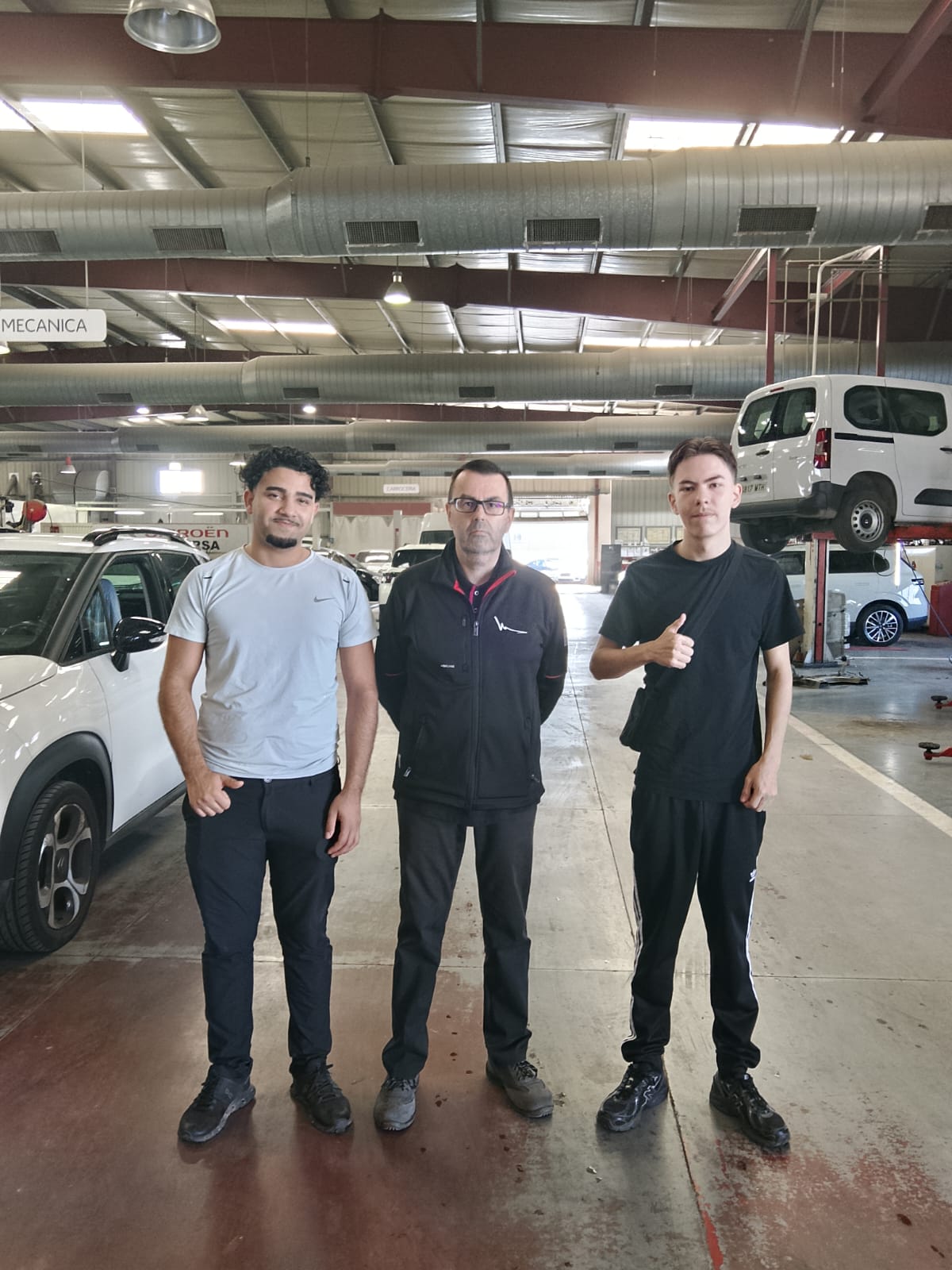 Erasmus+ VET trainee working on a car in a mechanics workshop in Córdoba