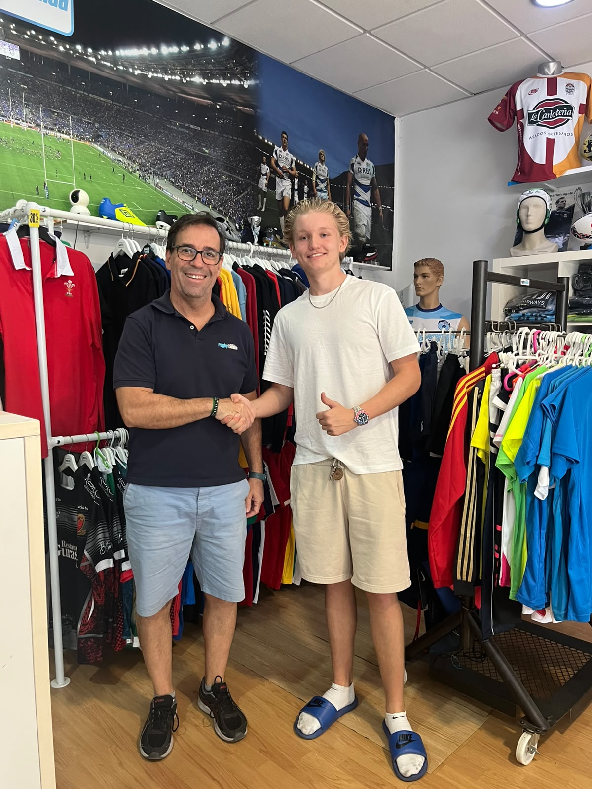 Erasmus+ VET trainee working in a sports shop in Córdoba