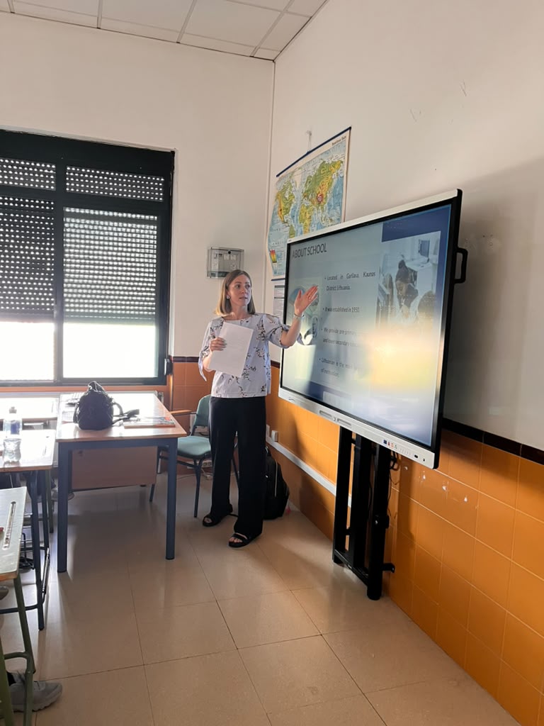 Lithuanian job-shadowing participant presenting in a meeting room in Córdoba